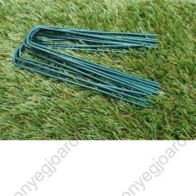 Zöld U alakú műfű tüske