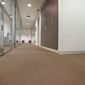 Medárd barna irodai padlószőnyeg 4 m széles